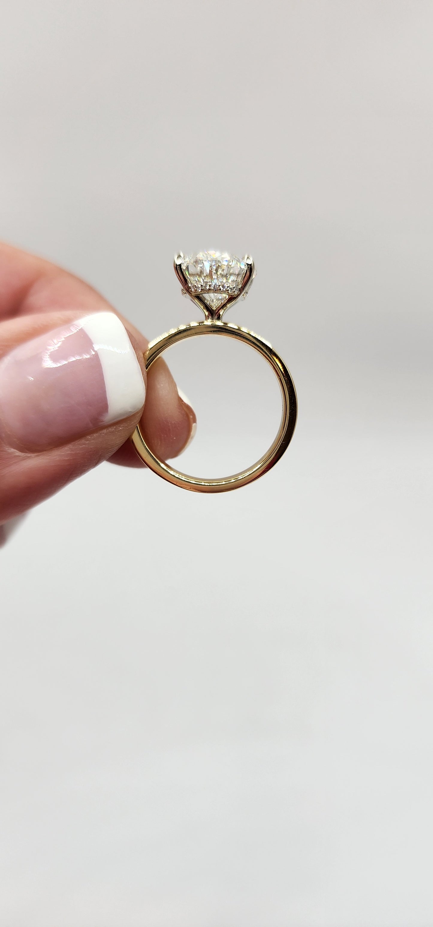 "The Carolyn" 5 Carat Oval, G VVS2 Lab Grown Diamond in 14k Gold 3mm Cigar Band Solitaire