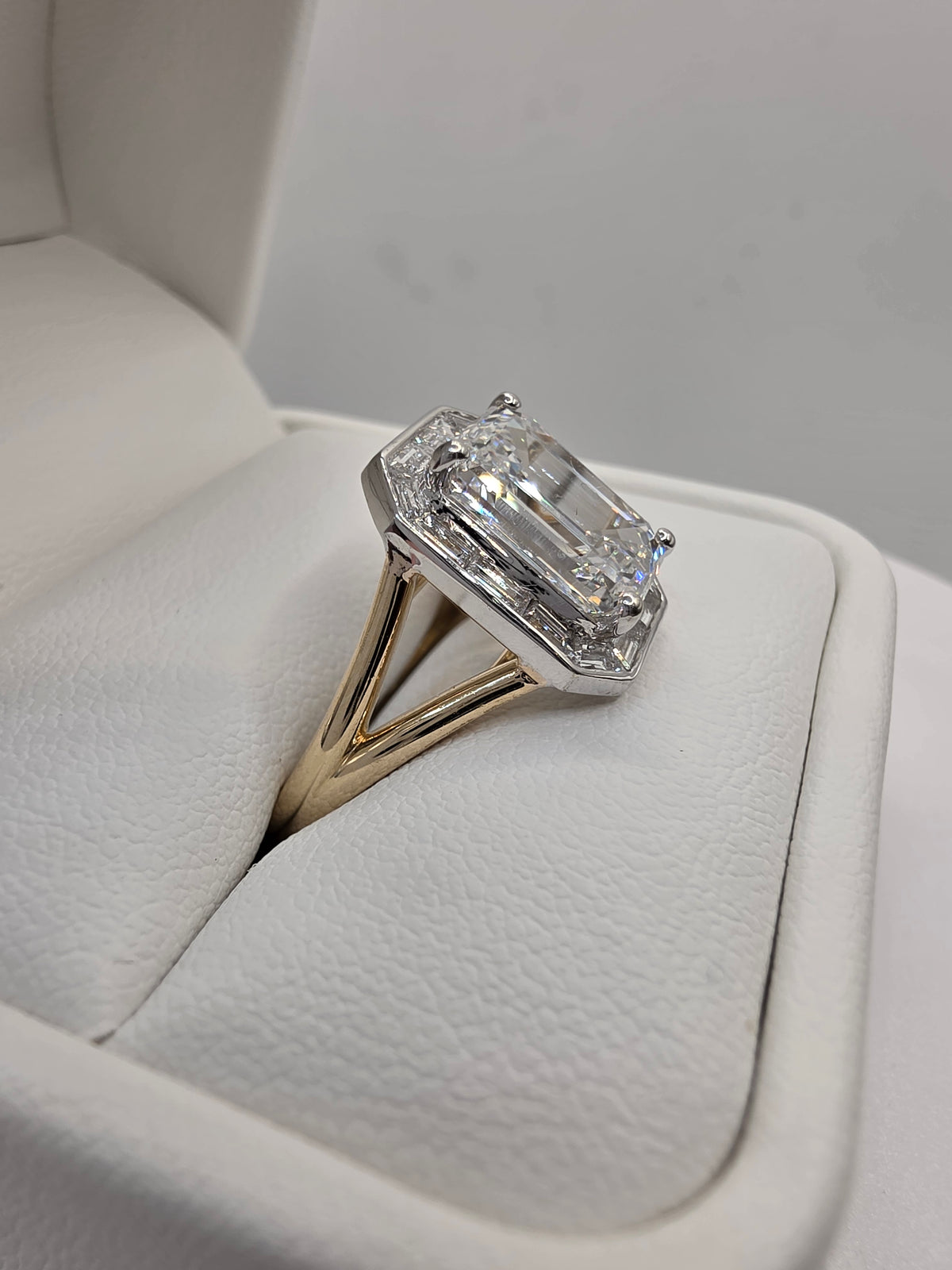 4 Carat Emerald D/VS1 IGI Certified Lab Diamond w/Bagette Halo in 2-tone Split Shank Setting, Siz 7.25