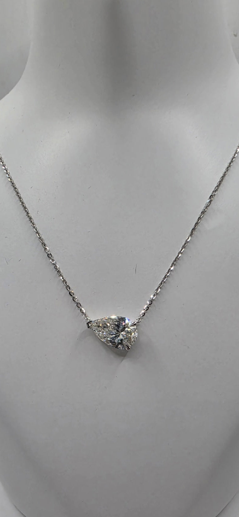 Pear shaped lab grown diamond necklase pendant 