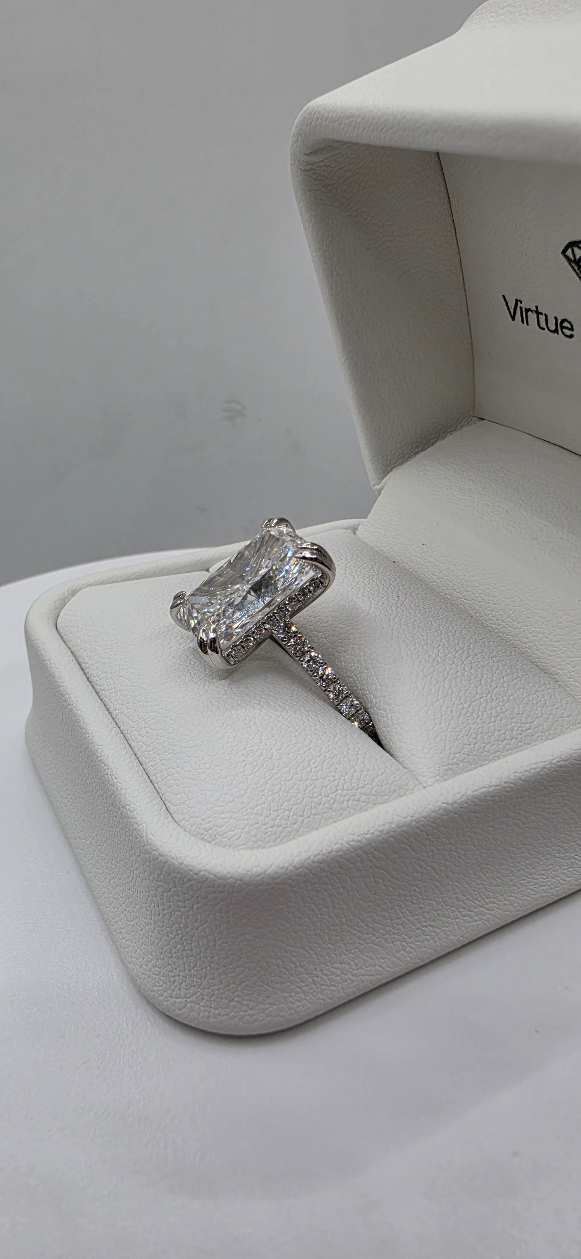 Diamond ring in a white jewelry box with 'Vivara' branding.